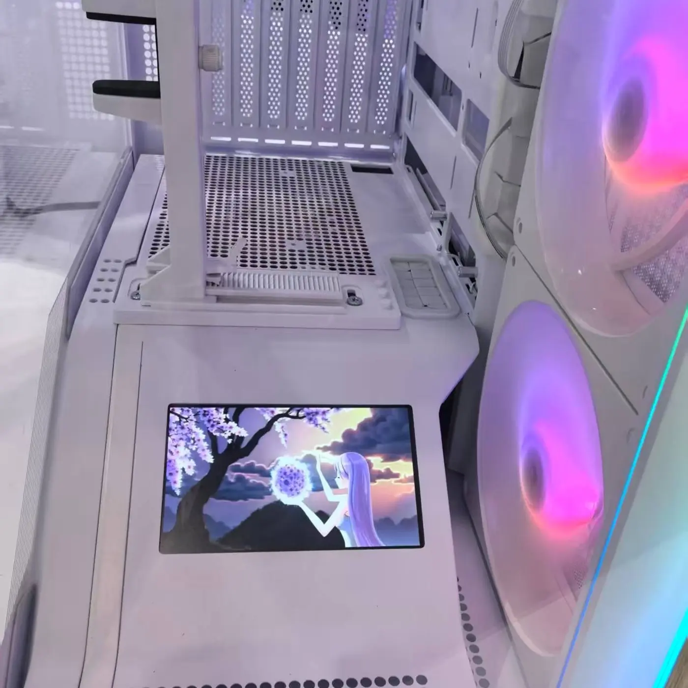 Carcasa 1stPLAYER® Gaming GE8-wh, ATX, display, suport VGA montaj vertical, 4 ventilatoare aRGB plus PWM, telecomanda, strip LED, alb - imagine 3